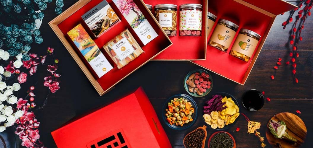 Hãy chọn mua những món quà Tết sao cho ý nghĩa, hợp lý nhưng cũng không quá tốn kém để tiết kiệm chi tiêu ngày Tết. Bởi, điều quan trọng nhất là nó phải thể hiện được tình cảm, thái độ trân trọng của bạn đối với người được nhận quà. Nguồn ảnh: Internet