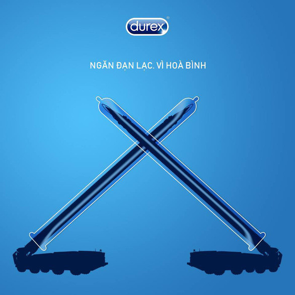 Ăn theo sự kiện "Thượng đỉnh Mỹ - Triều", Durex Việt Nam đăng quảng cáo khiến nhiều người giật mình: hình ảnh hai chiếc bao cao su bao bọc nòng súng, kèm thông điệp "Ngăn đạn lạc, vì hòa bình". Ảnh: Durex