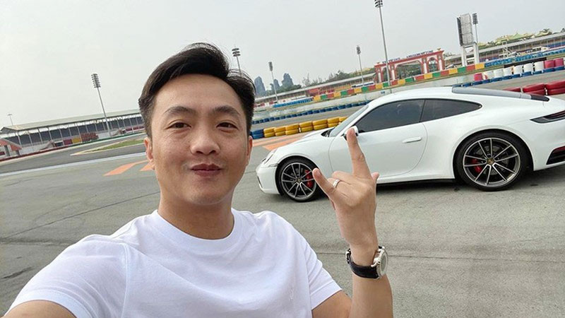 Sinh ra trong gia đình giàu có, được nuông chiều từ bé nên thiếu gia này sẵn sàng chi tiền khủng vào những thú vui. Và những số tiền anh chi cho thú vui đều được quy đổi bàng USD.