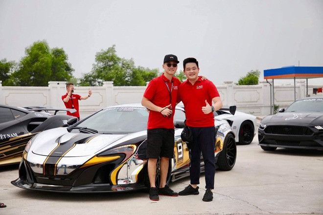 Đỗ Bình Dương sở hữu chiếc Ferrrari California màu đỏ đời 2020 trị giá khoảng 5 tỷ đồng. Ngoài ra, anh còn nắm trong tay xe địa hình sang trọng Mercedes-Ben G55 AMG, Rolls-Royce, McLaren 650S Spider độ Liberty Walk độc nhất Việt Nam...Nguồn ảnh: FBNV.