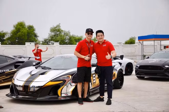 Đỗ Bình Dương sở hữu chiếc Ferrrari California màu đỏ đời 2020 trị giá khoảng 5 tỷ đồng. Ngoài ra, anh còn nắm trong tay xe địa hình sang trọng Mercedes-Ben G55 AMG, Rolls-Royce, McLaren 650S Spider độ Liberty Walk độc nhất Việt Nam...Nguồn ảnh: FBNV.