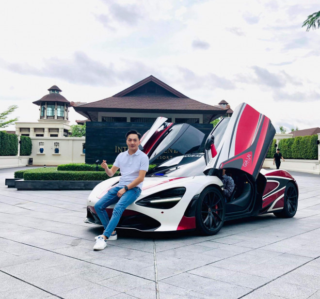 Bên cạnh đó, bộ sưu tập siêu xe của Cường Đô la còn có sự góp mặt của Ferrari 488 GTB màu trắng giá 15 tỷ đồng, Ferrari F12 nhập khẩu từ Dubai (22 tỷ đồng), Rolls-Royce Wraith...