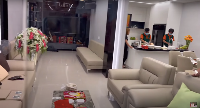 Phòng khách mang tông màu đen, ghi và xám sang trọng.