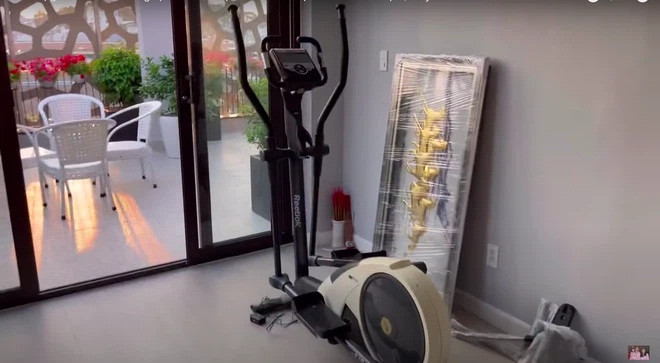 Trong biệt thự của danh hài Việt Hương còn có phòng tập thể dục với view thoáng đãng.