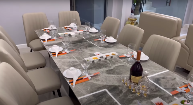 Bàn ăn rộng rãi và sang trọng.