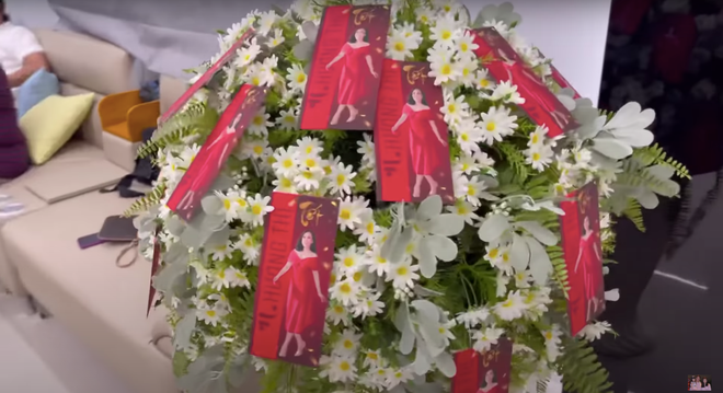 Phong bao lì xì được nữ danh hài chuẩn bị với nhiều mệnh giá, trong đó mệnh giá lớn nhất là 5.000 USD.