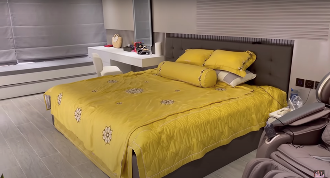 Phòng ngủ khá đơn giản nhưng ngăn nắp.