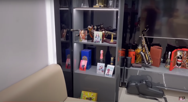 Một góc tủ trong phòng khách trưng bày nhiều đồ lưu niệm của vợ chồng danh hài Việt Hương.