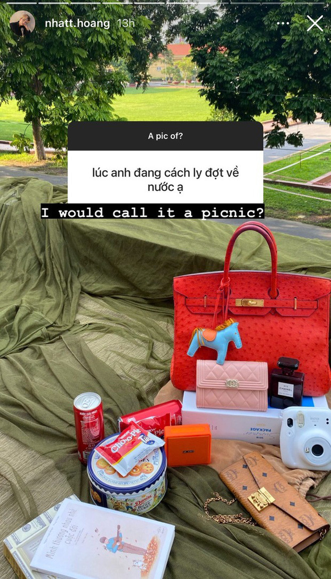 Nhất Hoàng từng khiến dân tình choáng váng khi đăng bức ảnh đi cách ly mà mang đống đồ hiệu mấy trăm triệu. Trong đó đắt đỏ nhất là chiếc túi Hermès Birkin 30 Ostrich Bougainvillea có giá 19.500 USD (khoảng 450 triệu đồng). Ảnh: Instagram