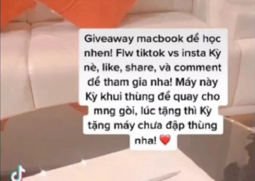 Đặc biệt, Gia Kỳ còn lập một tài khoản TikTok để giao lưu cùng mọi người. Vì muốn được nhiều người biết đến, Gia Kỳ đã chi hẳn gần 30 triệu để "cho không" chiếc máy tính MacBook Air. Chỉ cần bạn theo dõi, bình luận và chia sẻ những video để làm cậu bạn vui, bạn sẽ có cơ hội nhận ngay một chiếc máy tính xịn xò. Ảnh: Tiktok