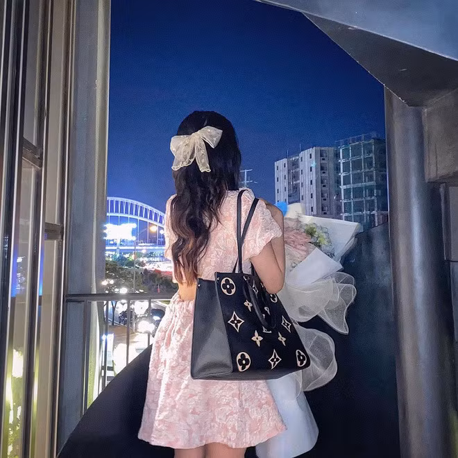 Trên trang cá nhân, rick kid này còn thường check - in tại các khách sạn, nhà hàng, khu resort sang chảnh. Ảnh: FBNV