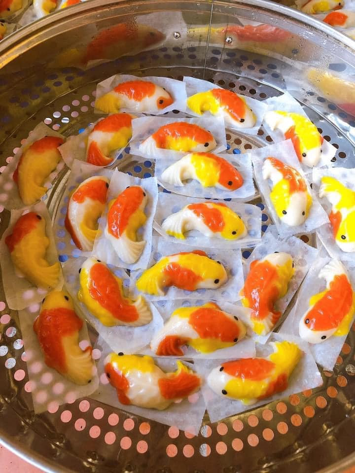 Những ngày này, cô Châu (Hà Nội) lại tất bật làm bánh trôi hình cá chép để giao cho khách. Cô Châu cho biết nhận đơn đặt từ 15 tháng Chạp và trả hàng từ 20 - 23 âm lịch.