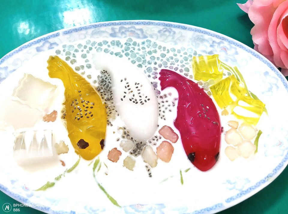 Ngoài bánh trôi, thạch rau câu hình cá chép cũng khá hút khách.