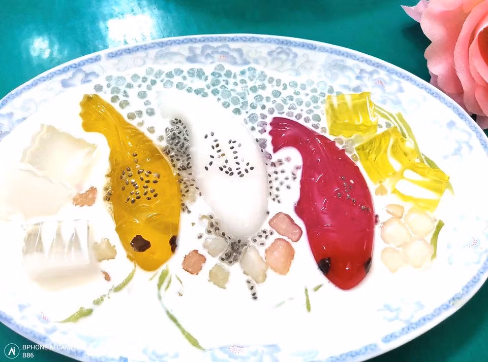 Ngoài bánh trôi, thạch rau câu hình cá chép cũng khá hút khách.