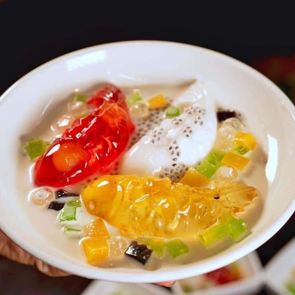 Một khay chè thạch cá chép có giá 35.000 đồng (kèm cốt dừa).