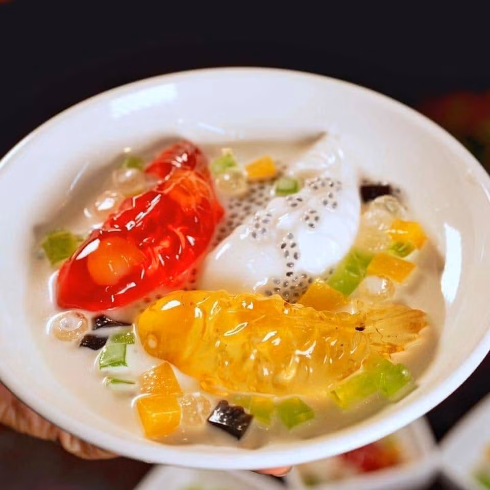 Một khay chè thạch cá chép có giá 35.000 đồng (kèm cốt dừa).