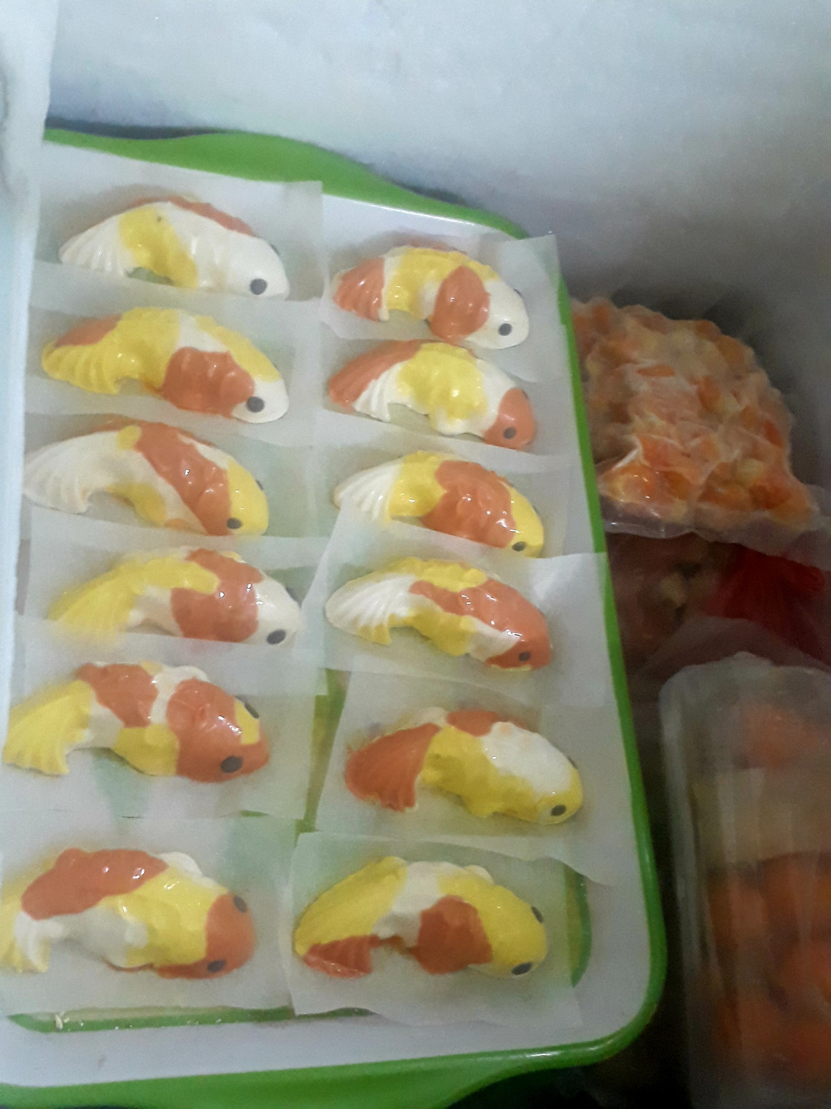 Theo đó, màu đỏ được lấy từ bột gấc hay củ dền, màu vàng từ hoa dành dành, tinh bột nghệ, còn màu đen để làm mắt cá được lấy từ tinh than tre.