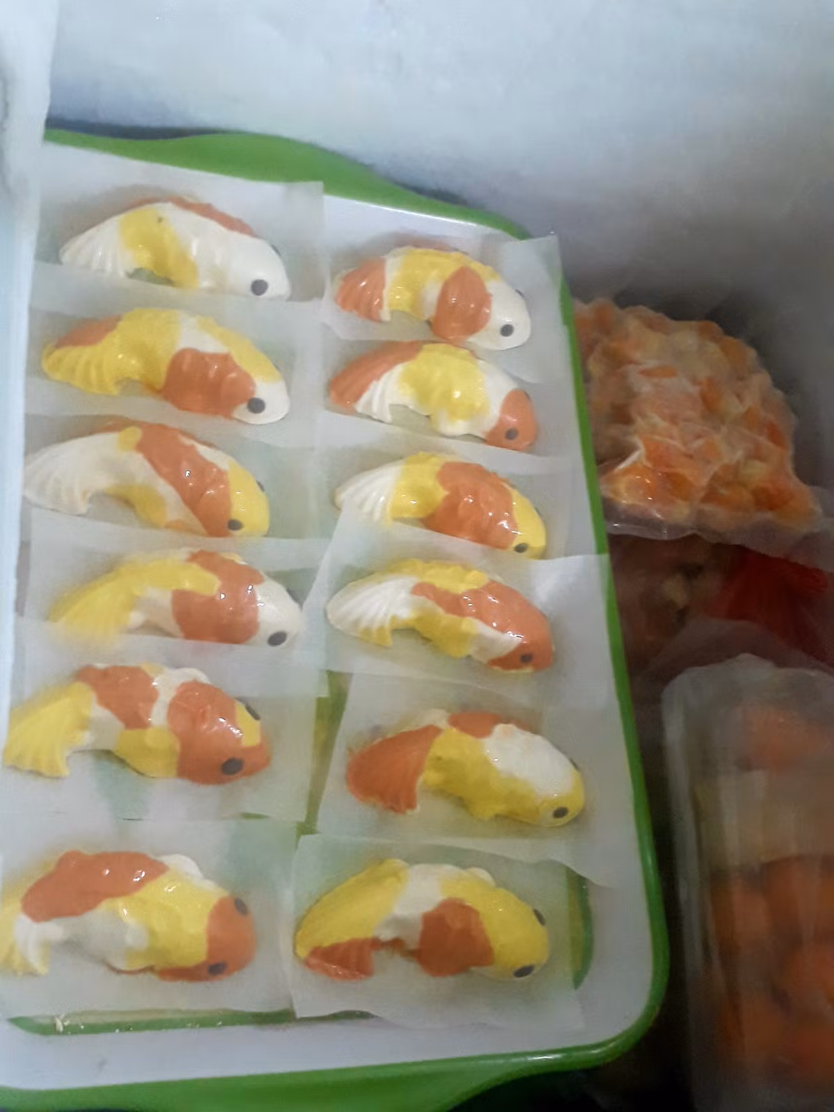 Theo đó, màu đỏ được lấy từ bột gấc hay củ dền, màu vàng từ hoa dành dành, tinh bột nghệ, còn màu đen để làm mắt cá được lấy từ tinh than tre.