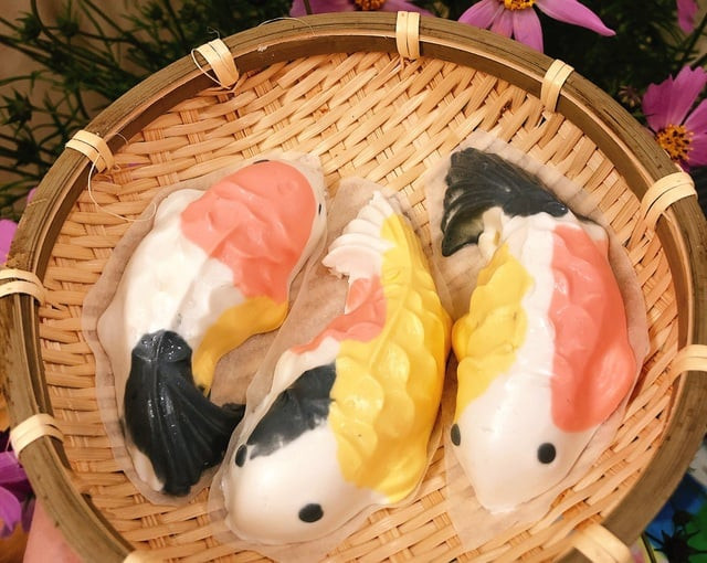 Chị Lan (Hà Đông, Hà Nội) cho biết, năm nay thay vì cúng lễ bằng cá thật hay cá giấy, chị tìm đến bánh trôi, xôi hay thạch rau câu với tạo hình cá chép. Loại này vừa đẹp, lại tiên lợi, cúng xong có thể thụ lộc. Nguồn ảnh: Facebook