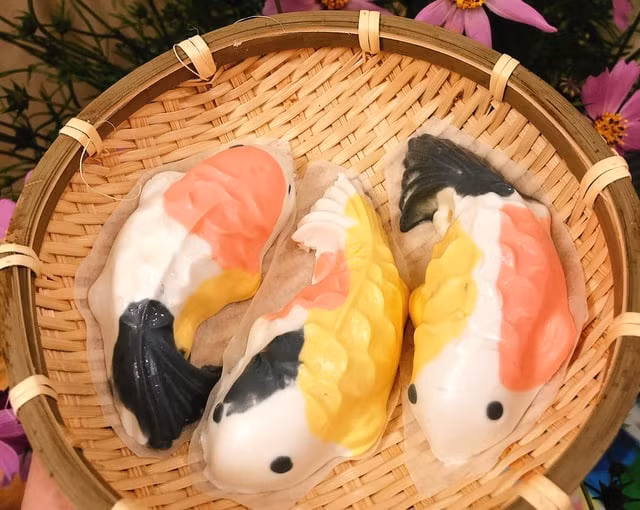 Chị Lan (Hà Đông, Hà Nội) cho biết, năm nay thay vì cúng lễ bằng cá thật hay cá giấy, chị tìm đến bánh trôi, xôi hay thạch rau câu với tạo hình cá chép. Loại này vừa đẹp, lại tiên lợi, cúng xong có thể thụ lộc. Nguồn ảnh: Facebook