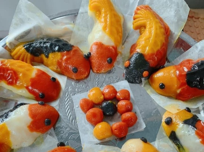 Bánh được người bán cho vào tủ, cấp đông. Khách mua về chỉ cần hấp lên là có thể sử dụng. Một khay cá chép gồm 3 con có giá từ 45.000 - 55.000 đồng.