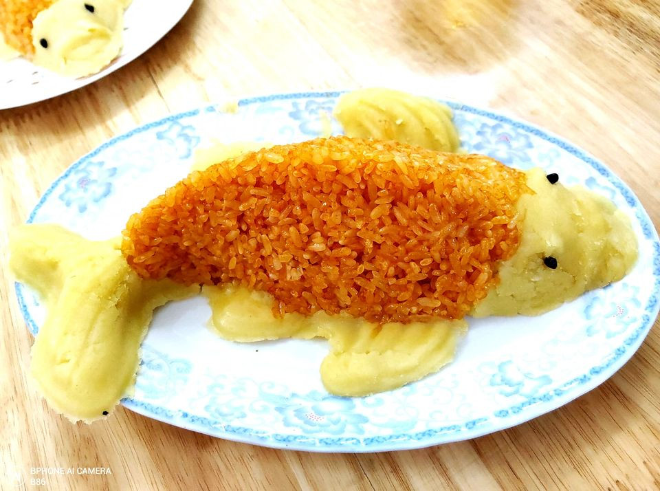 Bên cạnh đó, xôi cá chép cũng được nhiều chị em đặt mua cúng ông Công ông Táo. Chị Duyên (một người bán hàng ở Thanh Trì, Hà Nội) cho biết nhu cầu khách hàng đặt cá chép xôi cũng đang tăng theo từng ngày.