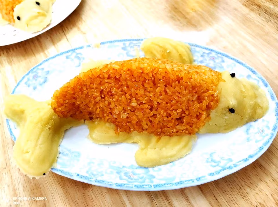 Bên cạnh đó, xôi cá chép cũng được nhiều chị em đặt mua cúng ông Công ông Táo. Chị Duyên (một người bán hàng ở Thanh Trì, Hà Nội) cho biết nhu cầu khách hàng đặt cá chép xôi cũng đang tăng theo từng ngày.