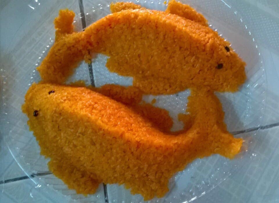 Trong đó, khách chủ yếu đặt cá chép màu đỏ cam, màu xôi được làm từ hạt gấc.