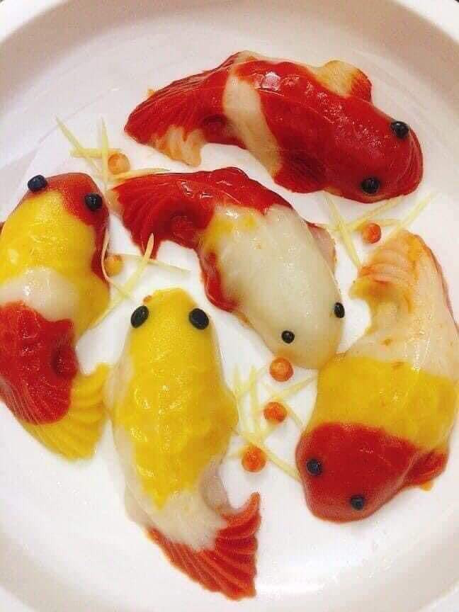 Bánh trôi cá chép được làm từ bột nếp thái và sử dụng rau, củ, quả tự nhiên để tạo màu.