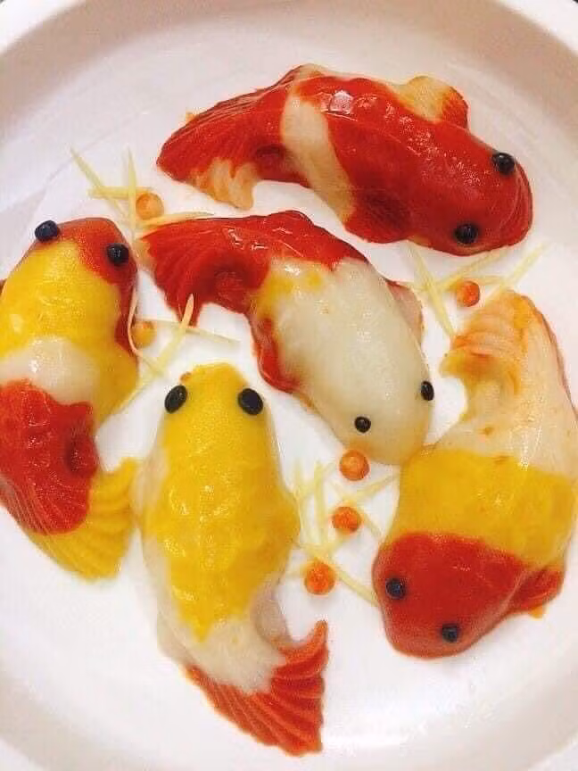 Bánh trôi cá chép được làm từ bột nếp thái và sử dụng rau, củ, quả tự nhiên để tạo màu.