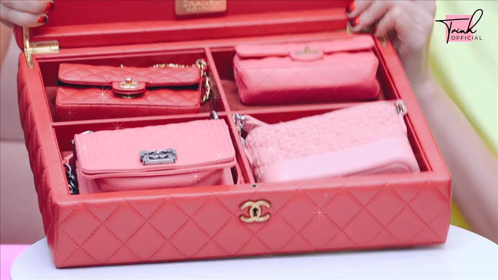 Set 4 chiếc túi mini của Chanel trị giá 700 triệu đồng.
