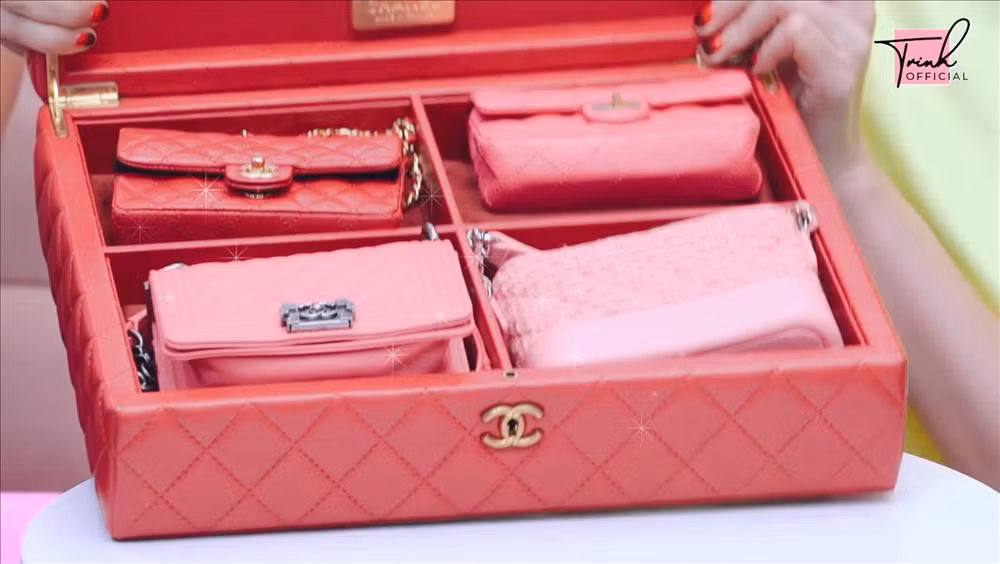 Set 4 chiếc túi mini của Chanel trị giá 700 triệu đồng.