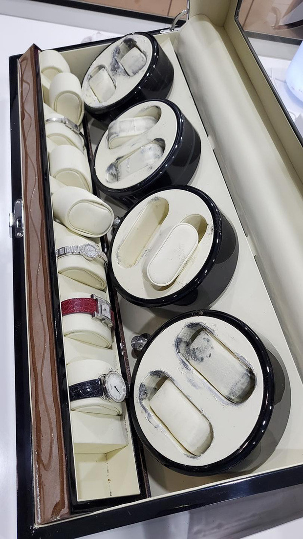 Hồi tháng 3/2021, Ngọc Trinh bị trộm đột nhập lấy mất 10 chiếc đồng hồ trị giá 15 tỷ đồng khiến dư luận xôn xao.