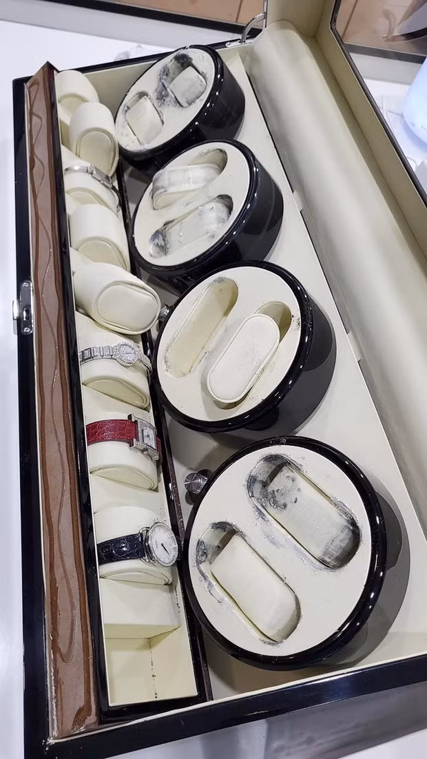 Hồi tháng 3/2021, Ngọc Trinh bị trộm đột nhập lấy mất 10 chiếc đồng hồ trị giá 15 tỷ đồng khiến dư luận xôn xao.