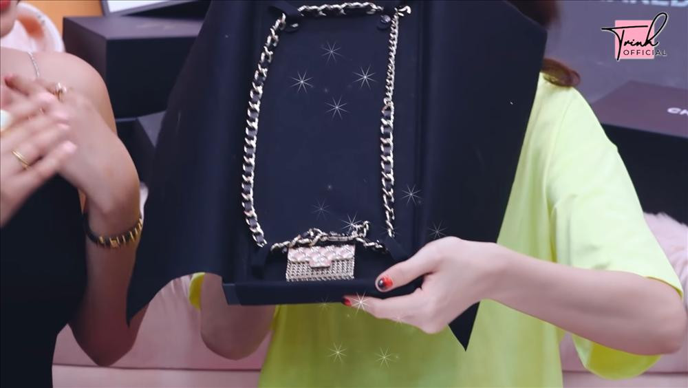 Chiếc thắt lưng Chanel 70 triệu đồng Ngọc Trinh vừa mới mua.