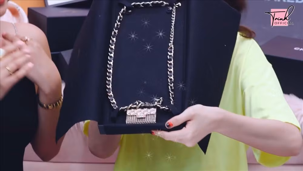 Chiếc thắt lưng Chanel 70 triệu đồng Ngọc Trinh vừa mới mua.