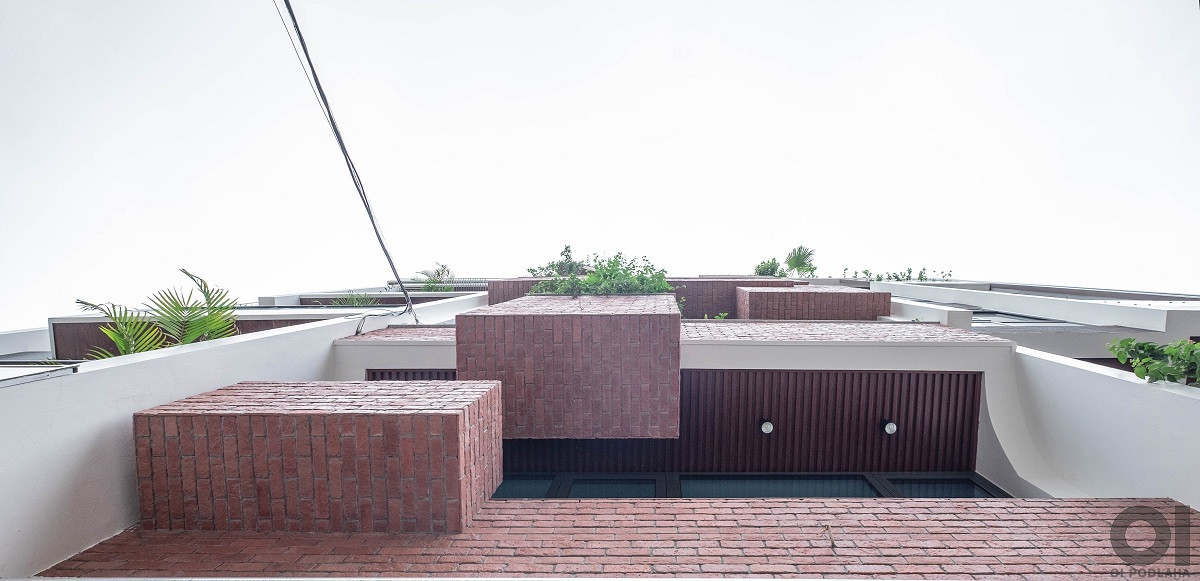 Những khối hộp này tạo ra các bồn cây chắn ánh nắng gay gắt và cải thiện cảnh quan công trình.