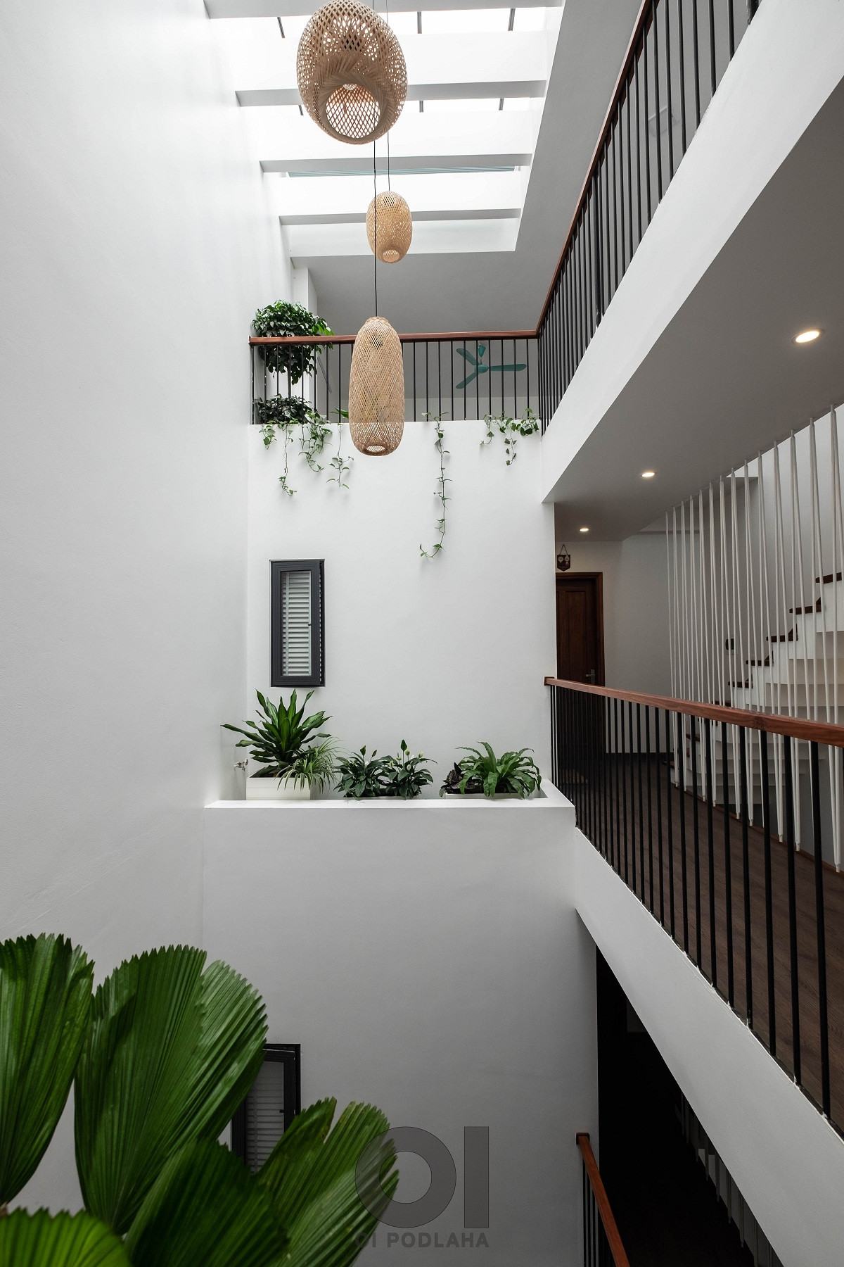 Khi di chuyển qua hành lang, gia chủ có thể cảm nhận được sự dịch chuyển, bao trùm của cây xanh.