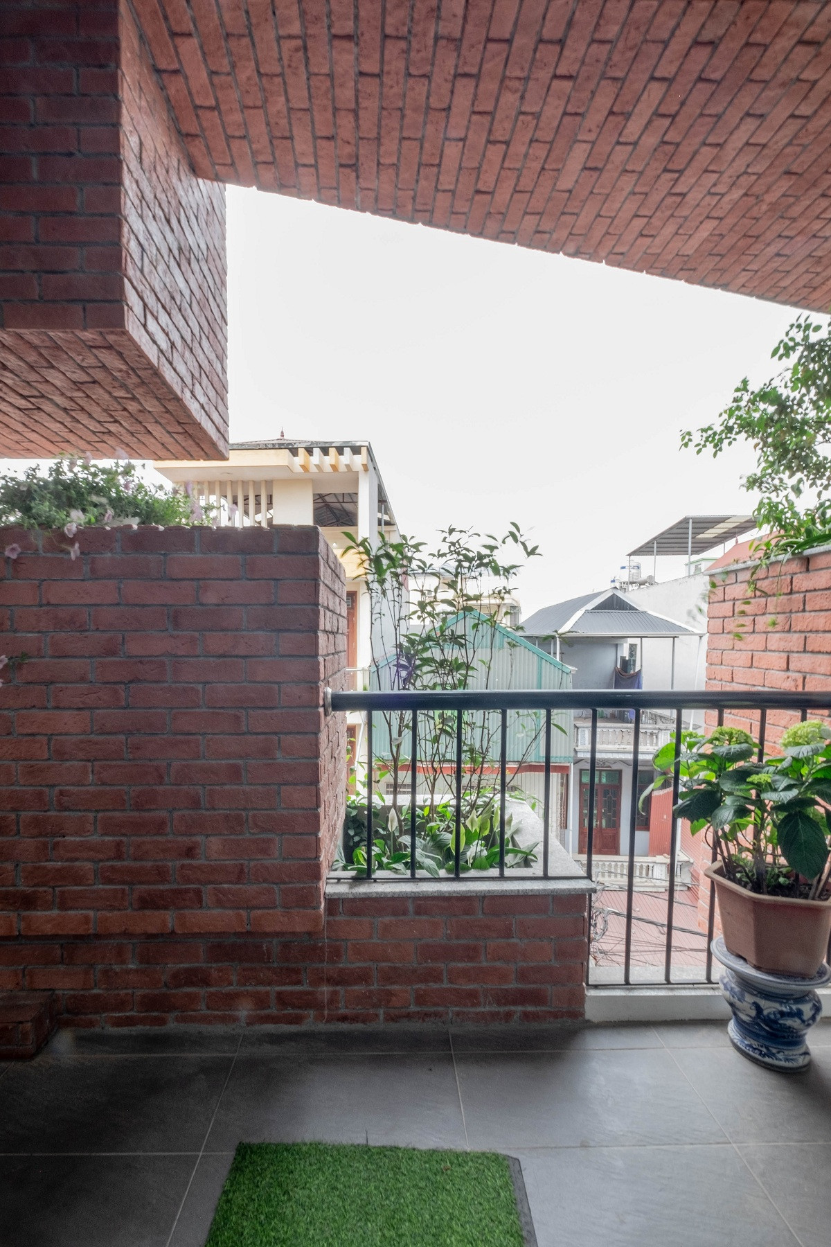 Mong muốn của chủ đầu tư là tránh được nắng gắt hướng Tây và tạo độ thông thoáng trong nhà.