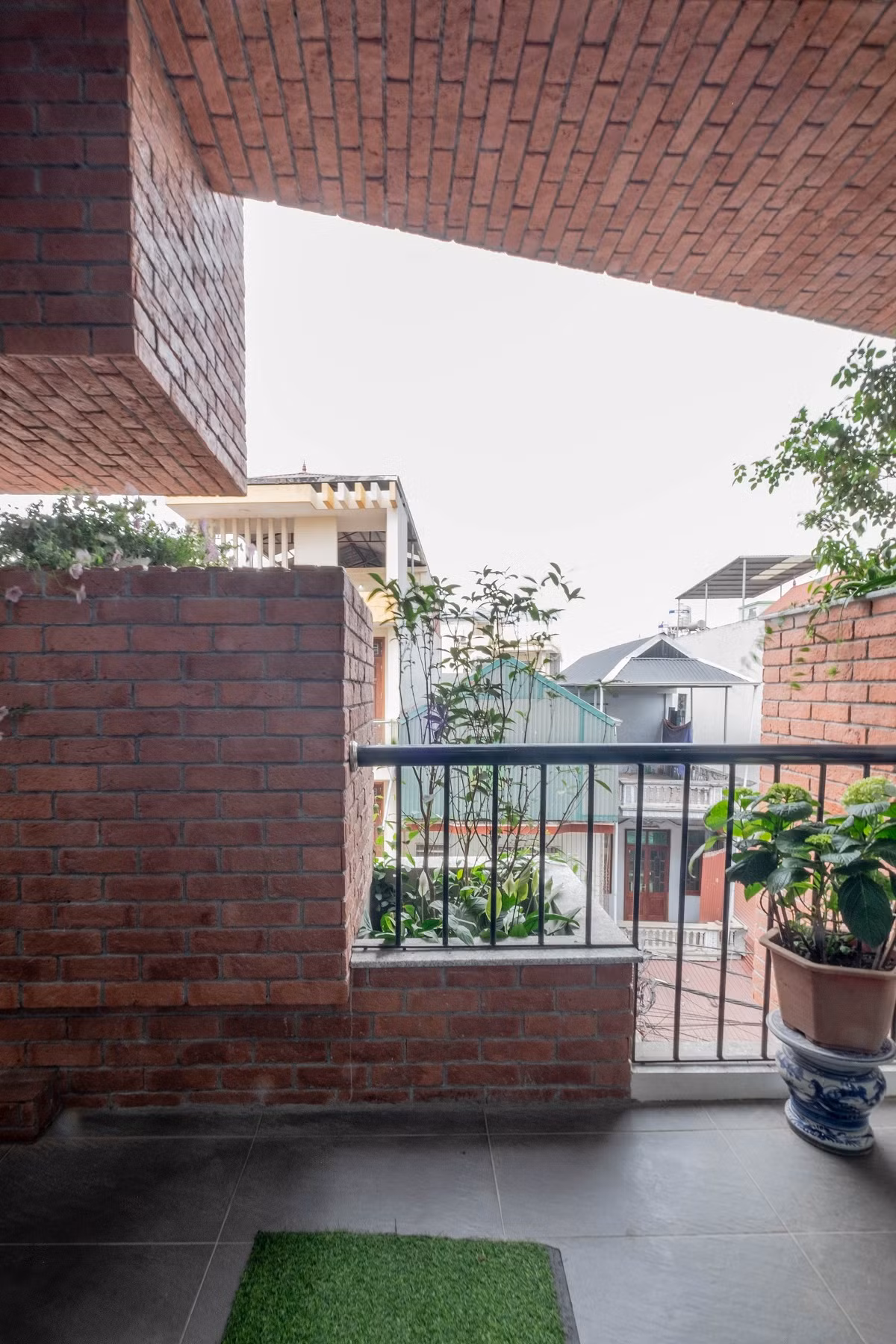 Mong muốn của chủ đầu tư là tránh được nắng gắt hướng Tây và tạo độ thông thoáng trong nhà.