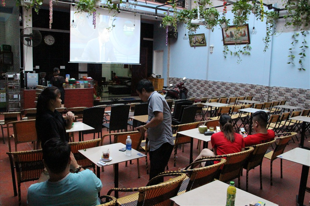 Quán cà phê có sức chưa đến cả trăm người.