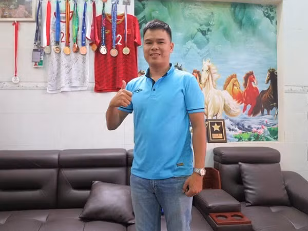 Nhiều khách đến quán uống cà phê, cũng thích thú chụp hình kỷ niệm bên thành tích đáng tự hào của chàng tiền vệ Hải Dương. Nguồn ảnh: MXH, Internet