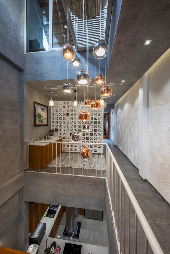 Đèn thả giếng trời cho không gian thêm sống động. Nguồn ảnh: DeconPhotoStudio