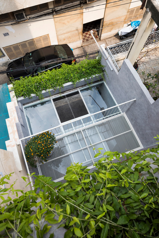 Mẹ và dì của gia chủ đều ngoài 80 tuổi. Vì thế, gia chủ lên kế hoạch và làm việc nhiều với công ty thiết kế để xóa bỏ những khó khăn của căn nhà.