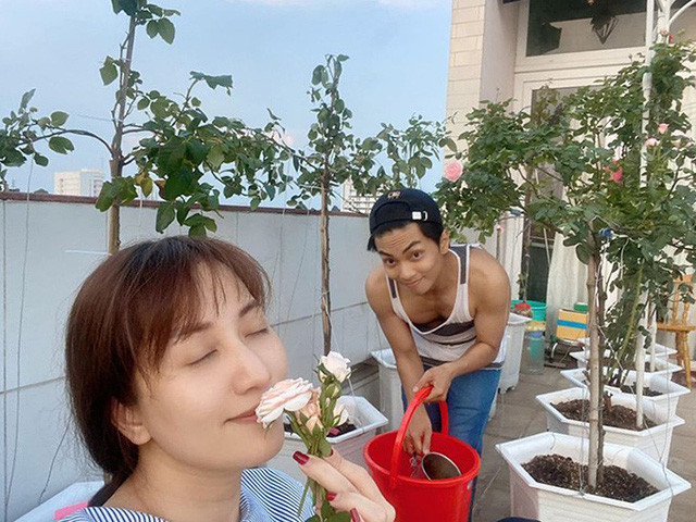 Biết vợ thích ngắm hoa hồng, Phan Hiển dành trọn thời gian nghỉ tránh dịch để cải tạo sân thượng rộng lớn trên tầng sáu ngôi nhà thành vườn cây trăm hoa đua sắc.