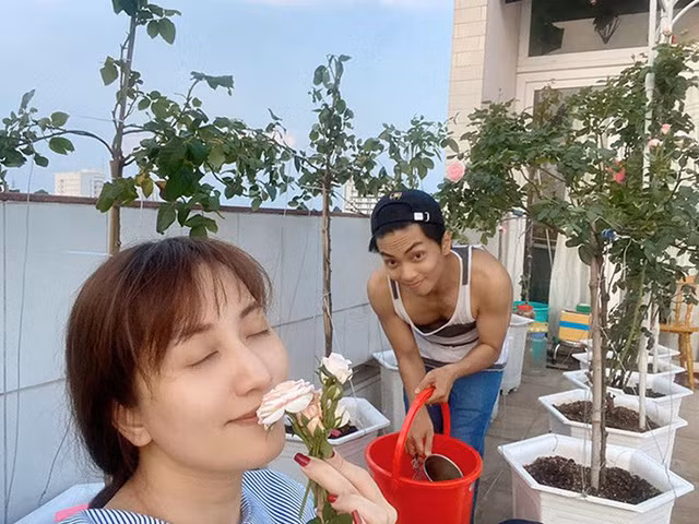 Biết vợ thích ngắm hoa hồng, Phan Hiển dành trọn thời gian nghỉ tránh dịch để cải tạo sân thượng rộng lớn trên tầng sáu ngôi nhà thành vườn cây trăm hoa đua sắc.