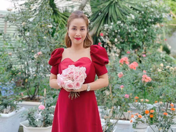 Tận dụng khoảng đất trống trong nhà, Ốc Thanh Vân trồng một vườn hồng rực rỡ sắc màu.