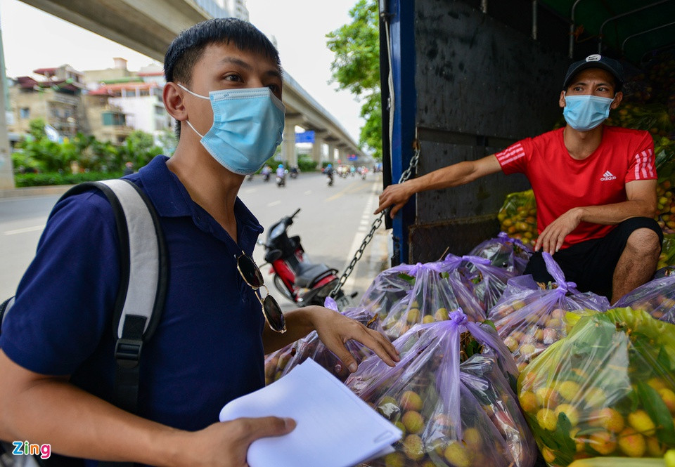 “Tôi thấy hoạt động này rất ý nghĩa, mong rằng mọi người đều hưởng ứng để giúp nông dân Bắc Giang vững tâm vượt qua đại dịch Covid-19”, bạn nam áo xanh cho biết.