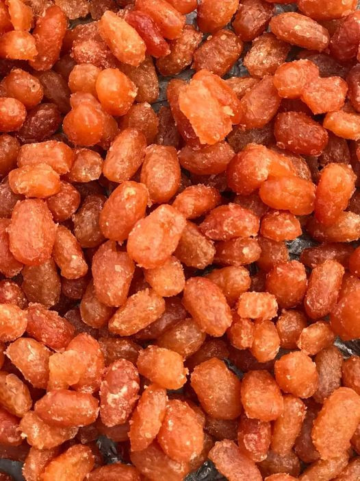 Chị Đào - một người bán mứt cau cảnh online cho biết, mứt cau cảnh phụ thuộc nhiều vào thời tiết. Bởi, phải phơi giữa trời nắng to thì mới đạt độ dẻo và khô, ngon nhất. Ảnh: Facebook