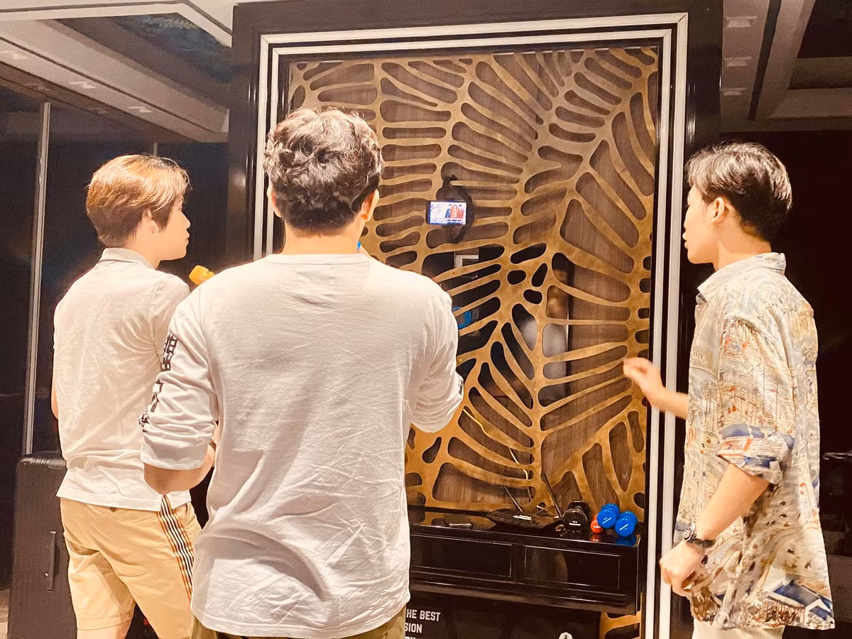 Vợ chồng Trấn Thành - Hari Won hiếm khi chia sẻ về tổ ấm riêng nhưng thông qua nhiều hình ảnh ngẫu hứng chia sẻ trong đời thường, người hâm mộ cũng phần nào thấy được căn hộ sang trọng của cặp đôi.